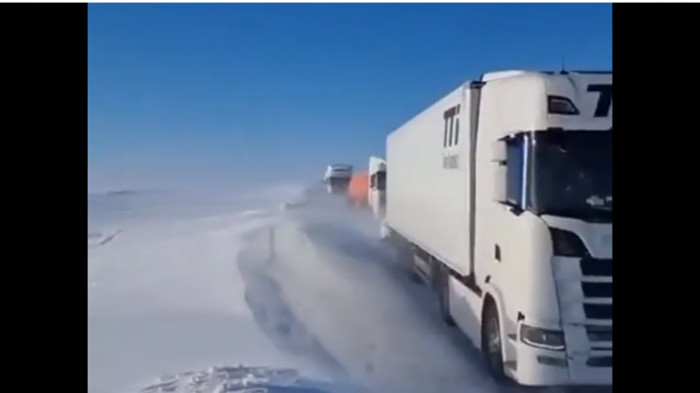 На трассе М5 Самара-Оренбург из-за сильного бурана было заблокировано 23 автомобиля. В суровых погодных условиях, при температуре -19 градусов и ветре со скоростью 20 м/с, водители оказались заблокированы без возможности продолжать движение